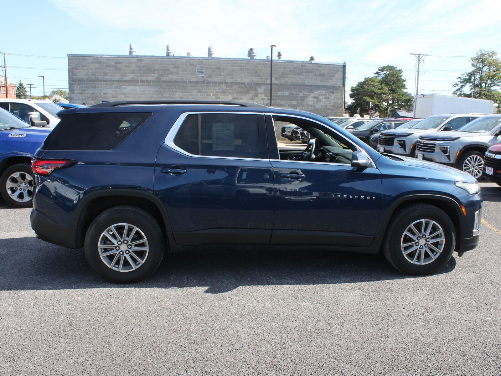 2023 Chevrolet Traverse LT Cloth